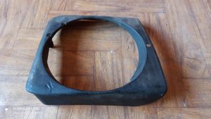 Headlight retaining ring right. 477805634